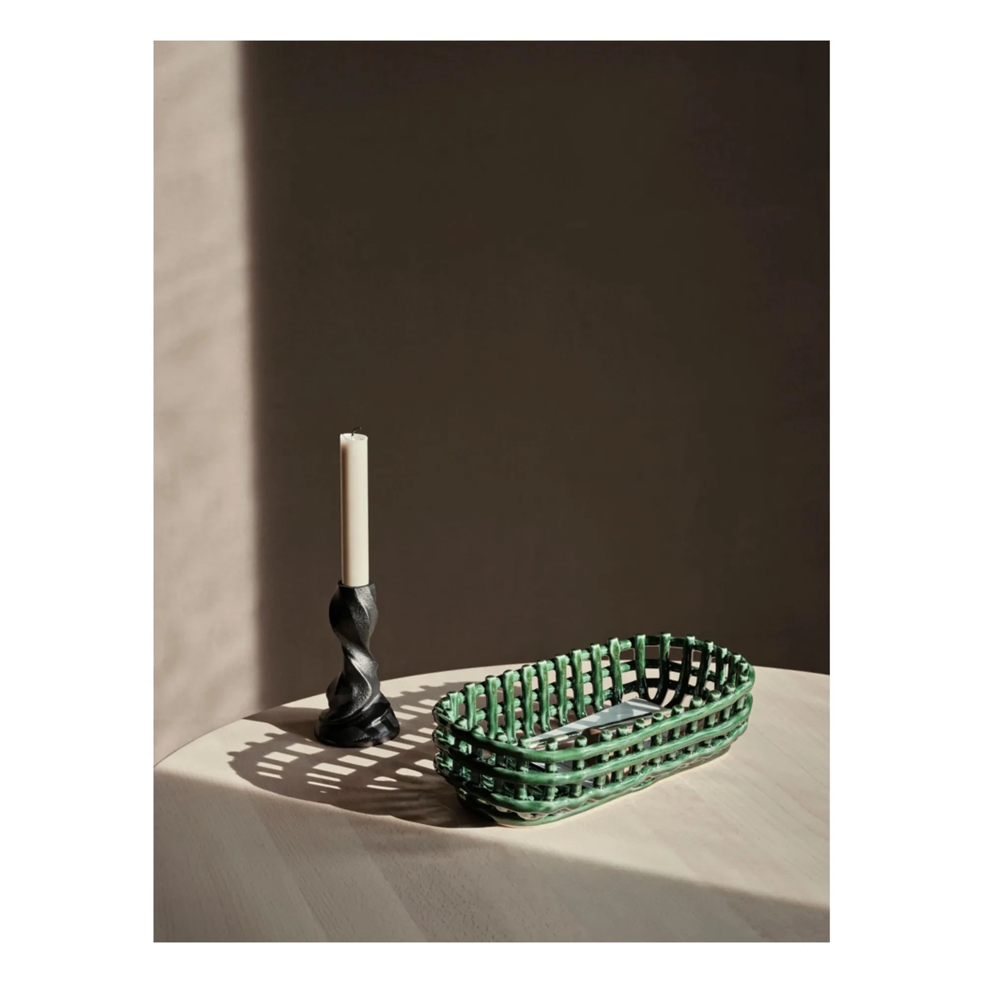 Ferm Living - Cesto oval de cerámica | Verde esmeralda