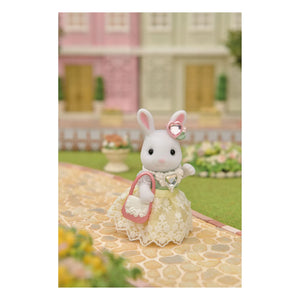 Sylvanian Families - Conejita Hermana Mayor y Maleta de Moda