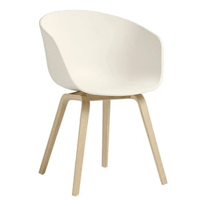 Hay - AAC 22 Silla, Base Roble, Hee Welling | Crema