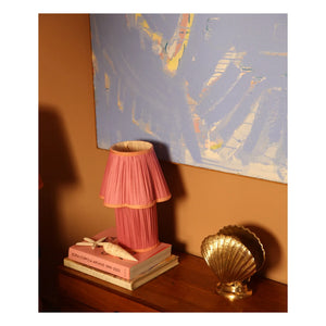 Doing Goods - Lámpara de mesa de seda Myra | Fucsia
