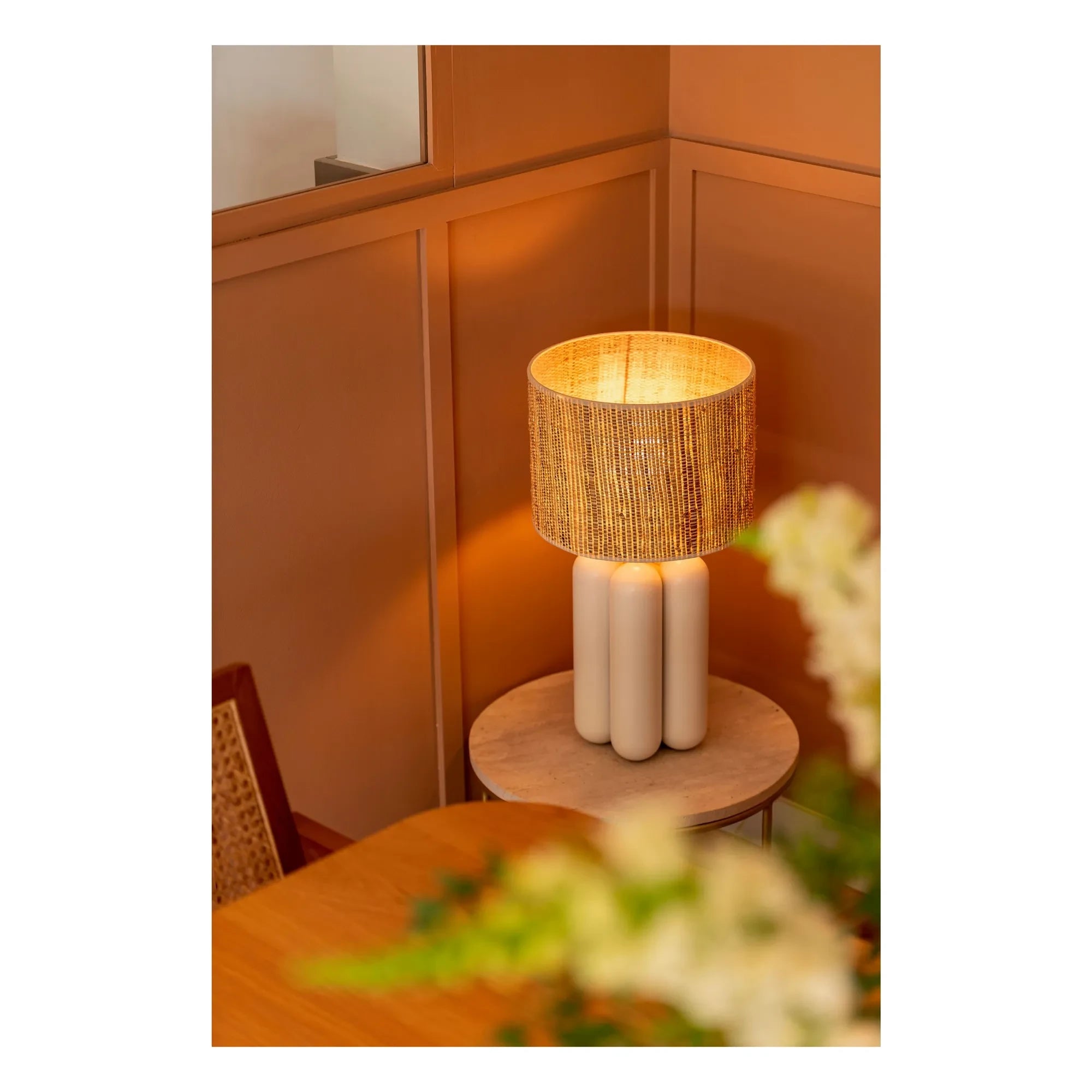 Cosin - Lámpara de mesa Charlotte con pantalla de rafia | Crema