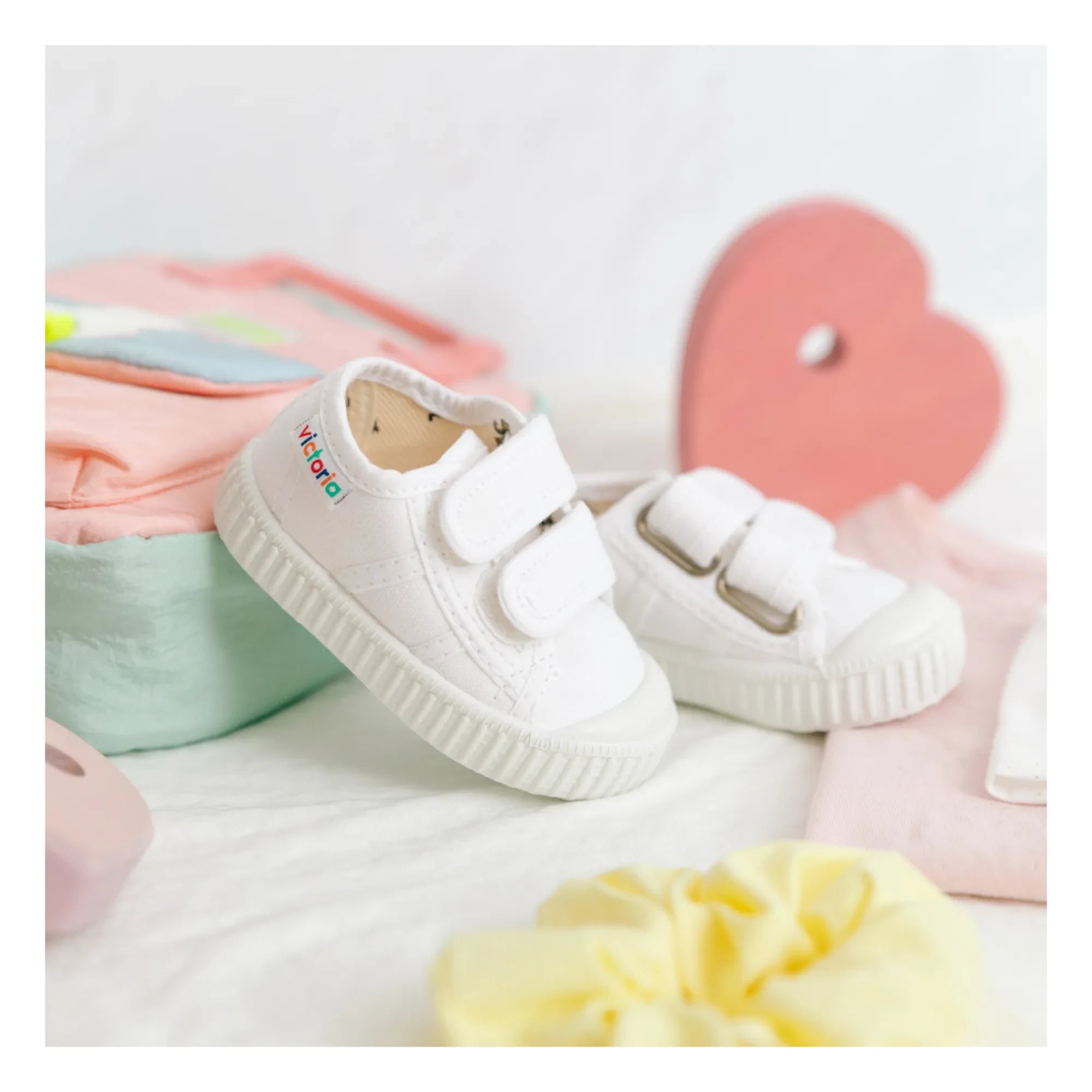 Victoria - Zapatillas Deportivas con Tiras de Lona y Velcro | Blanco