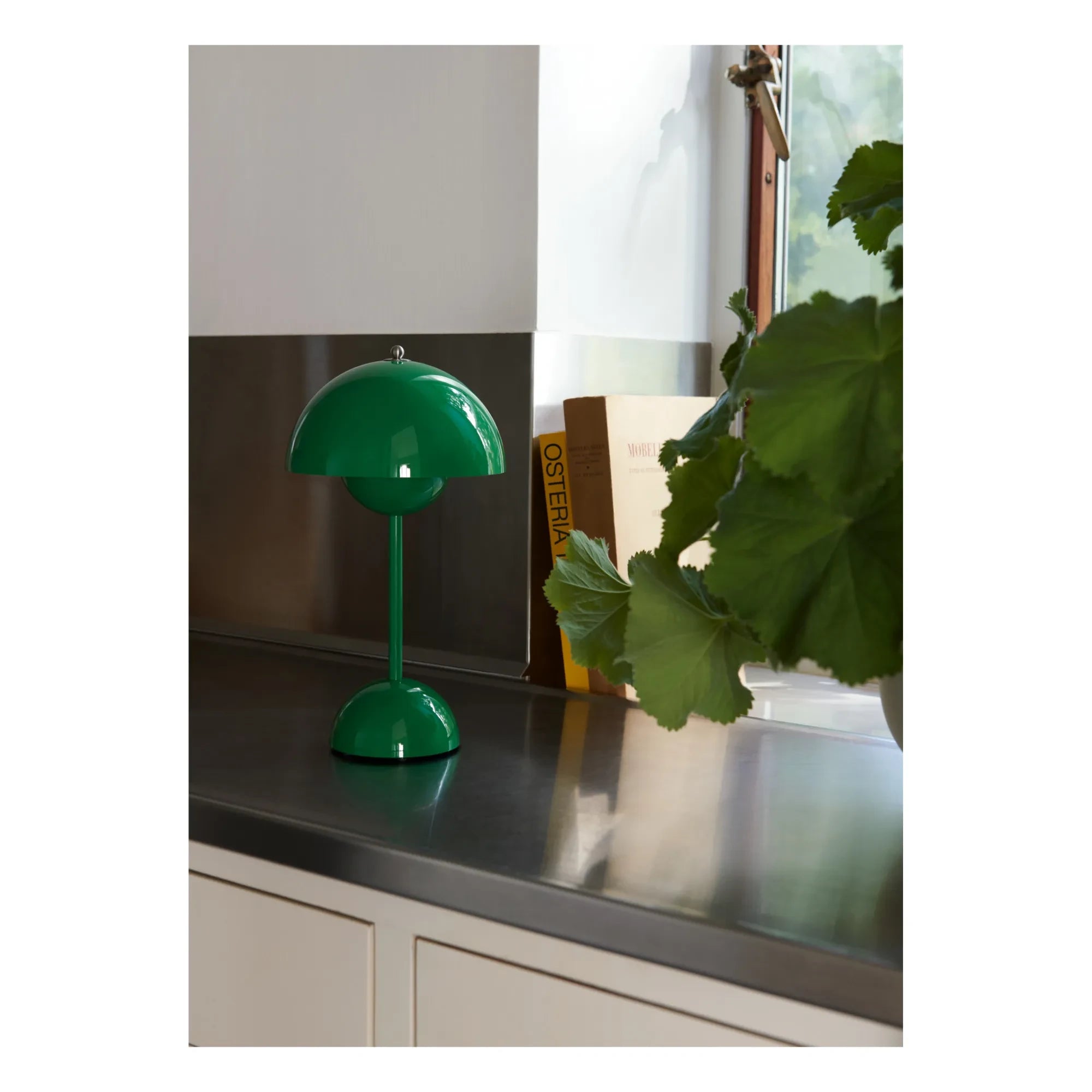& Tradition - Lámpara de mesa portátil VP9 Flowerpot, Vernon Panton | Verde