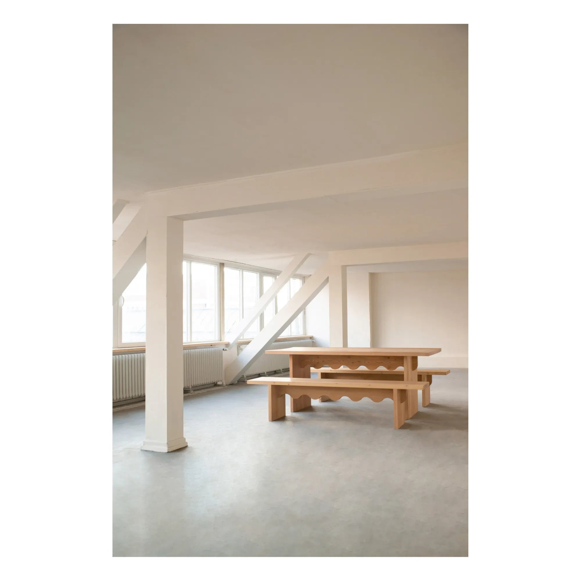 Banco de pino Tami de Schneid Studio