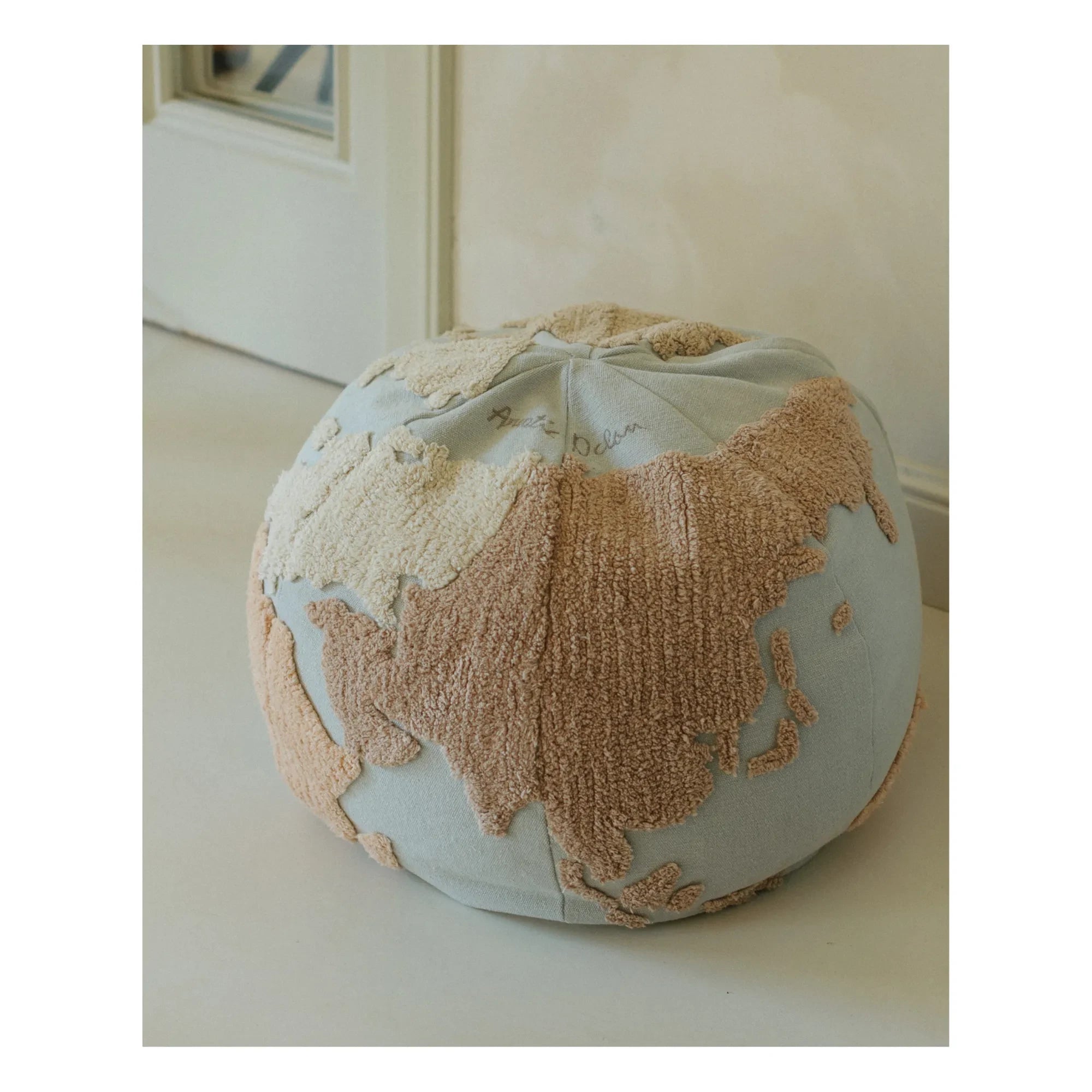 Lorena Canals - Puf Mapa del Mundo | Azul claro