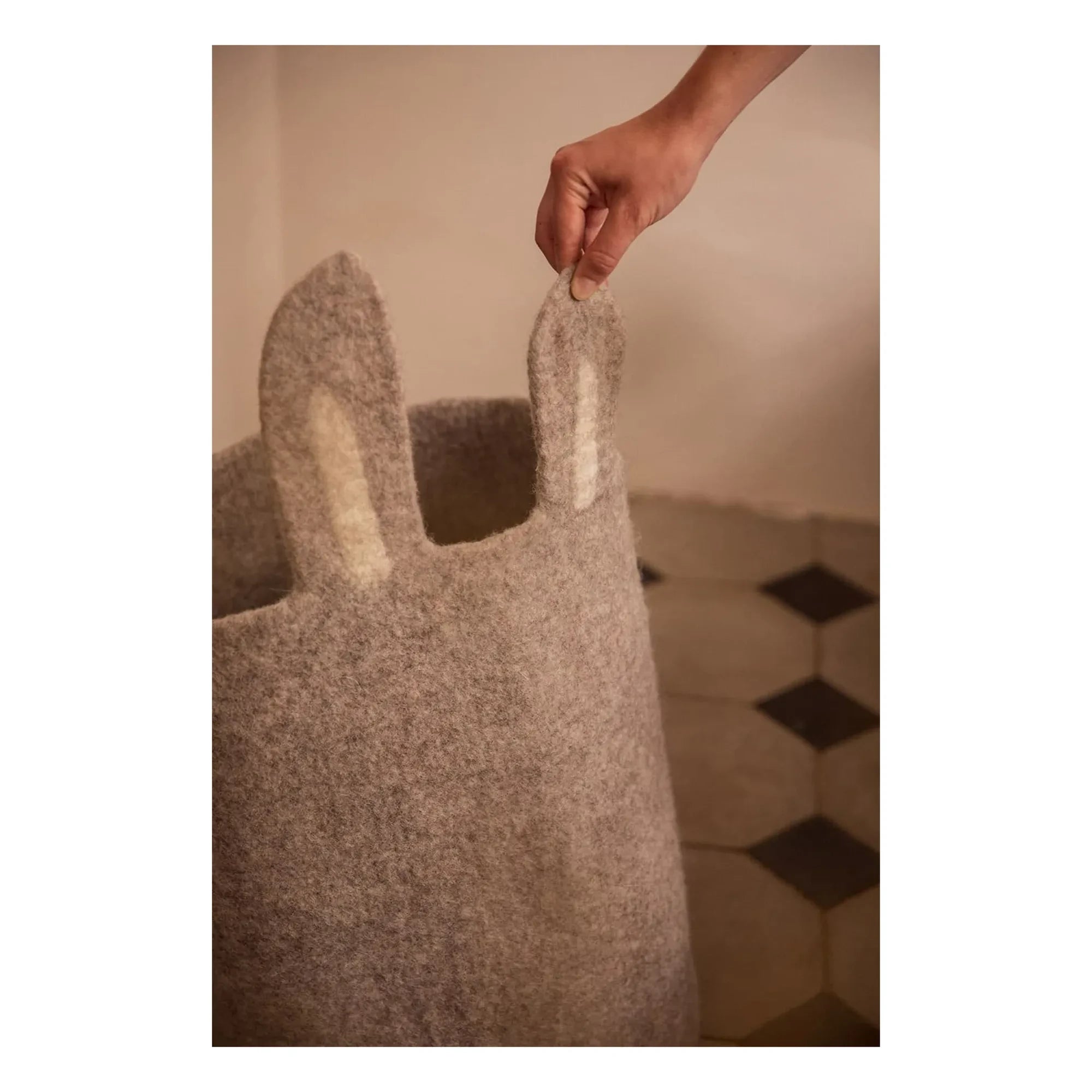 Muskhane - Cesta de fieltro con forma de conejo | Gris brezo
