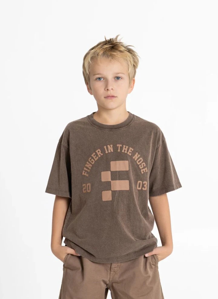 Finger in the nose - King Finger 2003 Camiseta de Algodón Orgánico | Chocolate