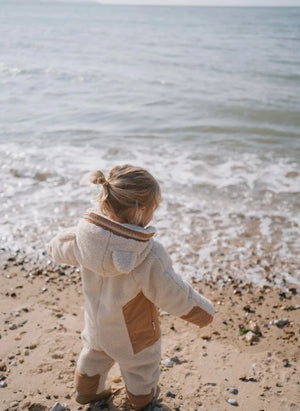 Töastie - Chaqueta impermeable Cloud Sherpa hecha de fibras recicladas | Arena