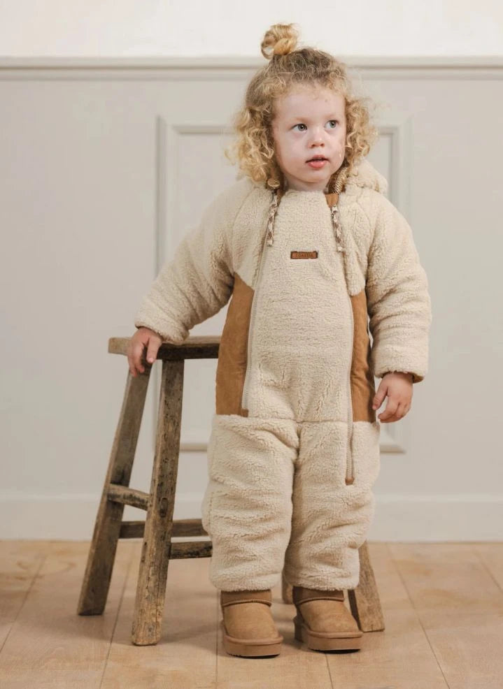 Töastie - Chaqueta impermeable Cloud Sherpa hecha de fibras recicladas | Arena