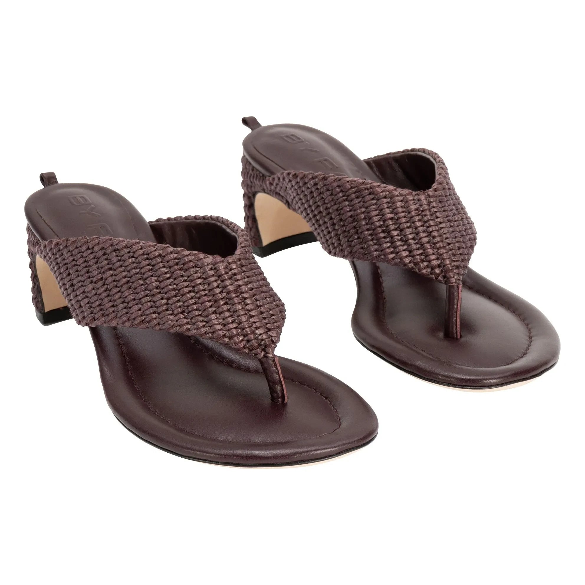 BY FAR - Sandalias Dasha de piel y rafia | Borgoña