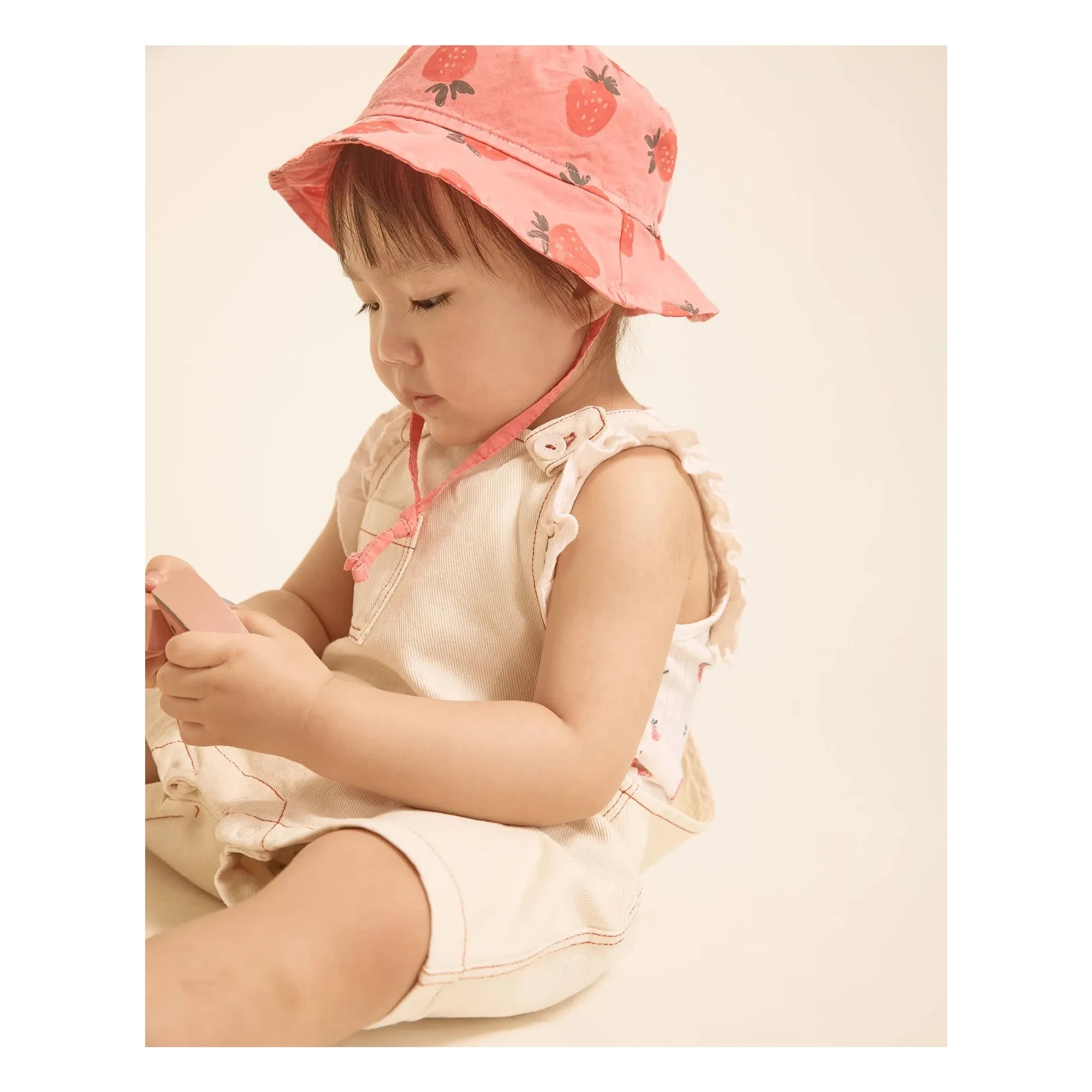 Búho - Gorro de bebé de algodón orgánico con estampado de fresas | Rojo pálido
