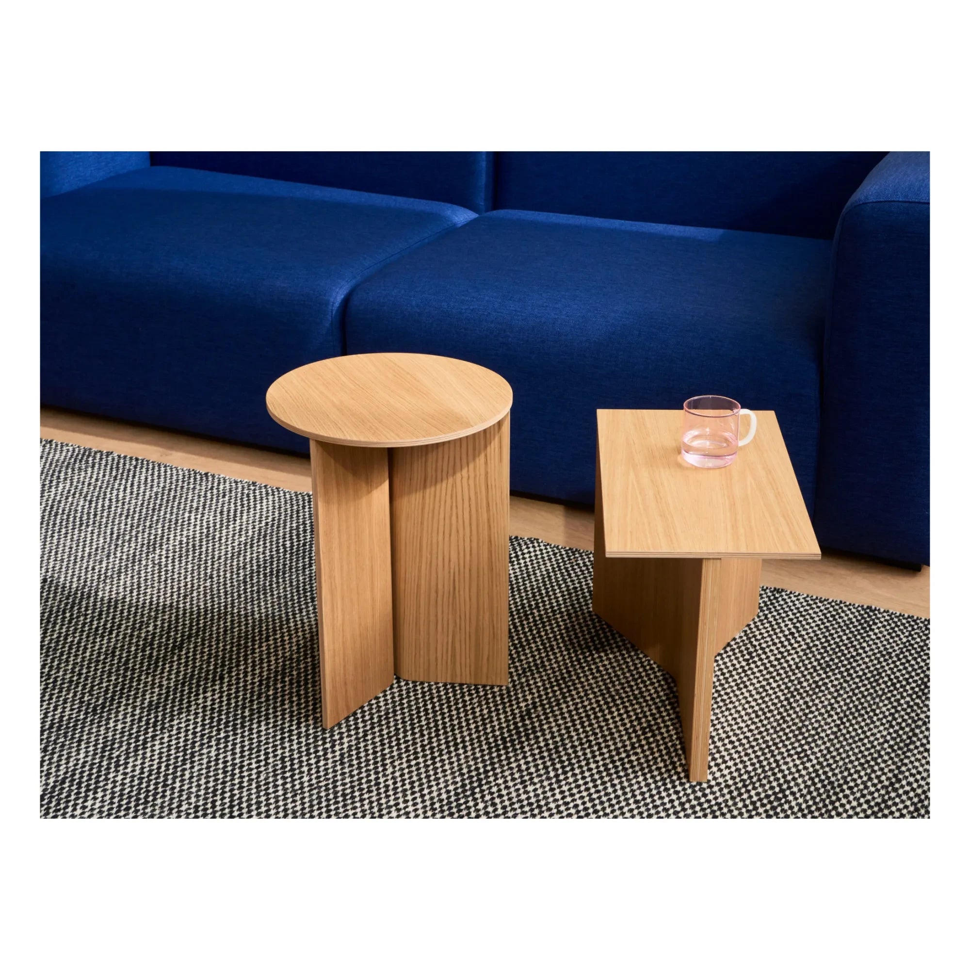 Hay - Mesa auxiliar de madera redonda con borde cortado | Roble