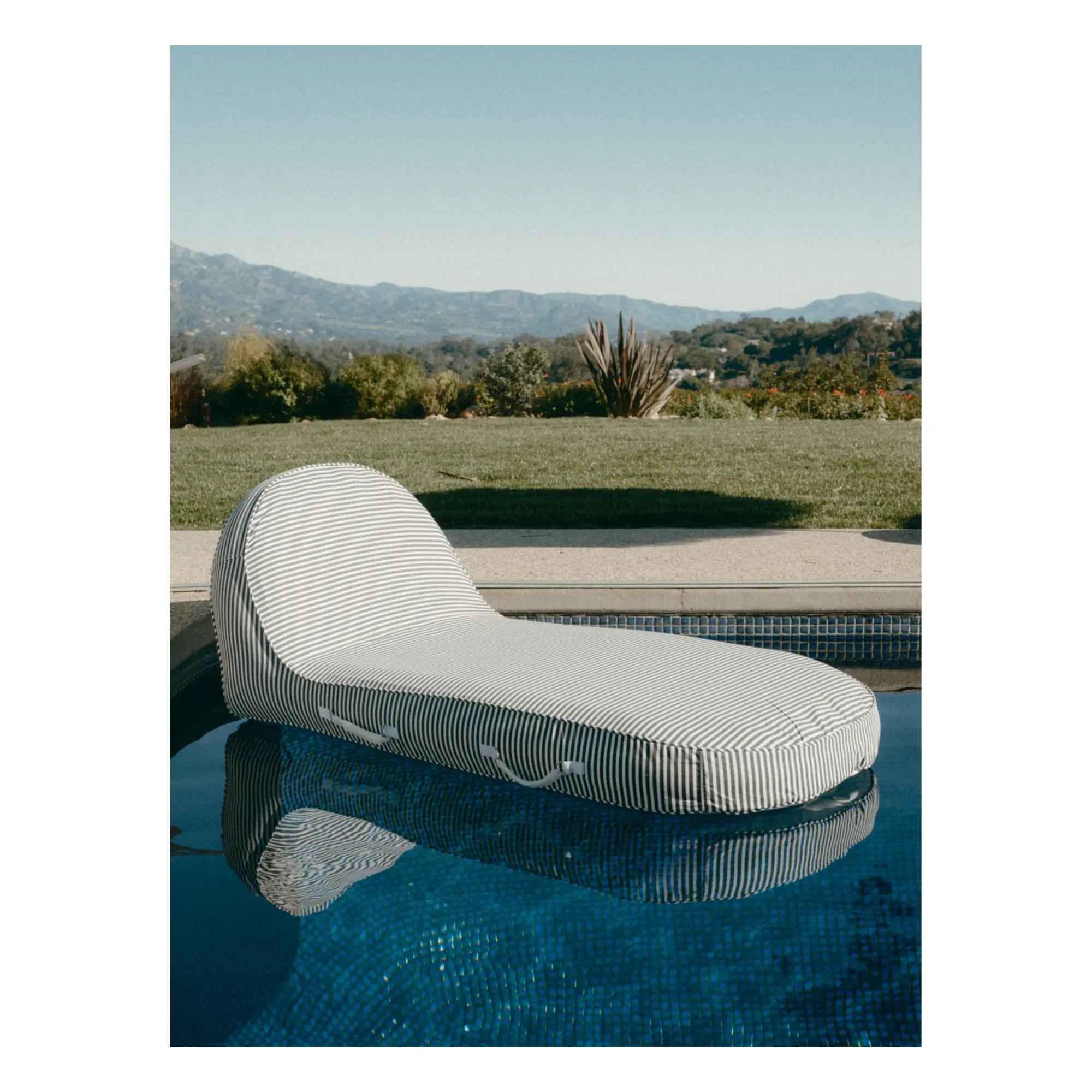 Business & Pleasure Co. - Colchoneta de piscina flotante | Azul marino