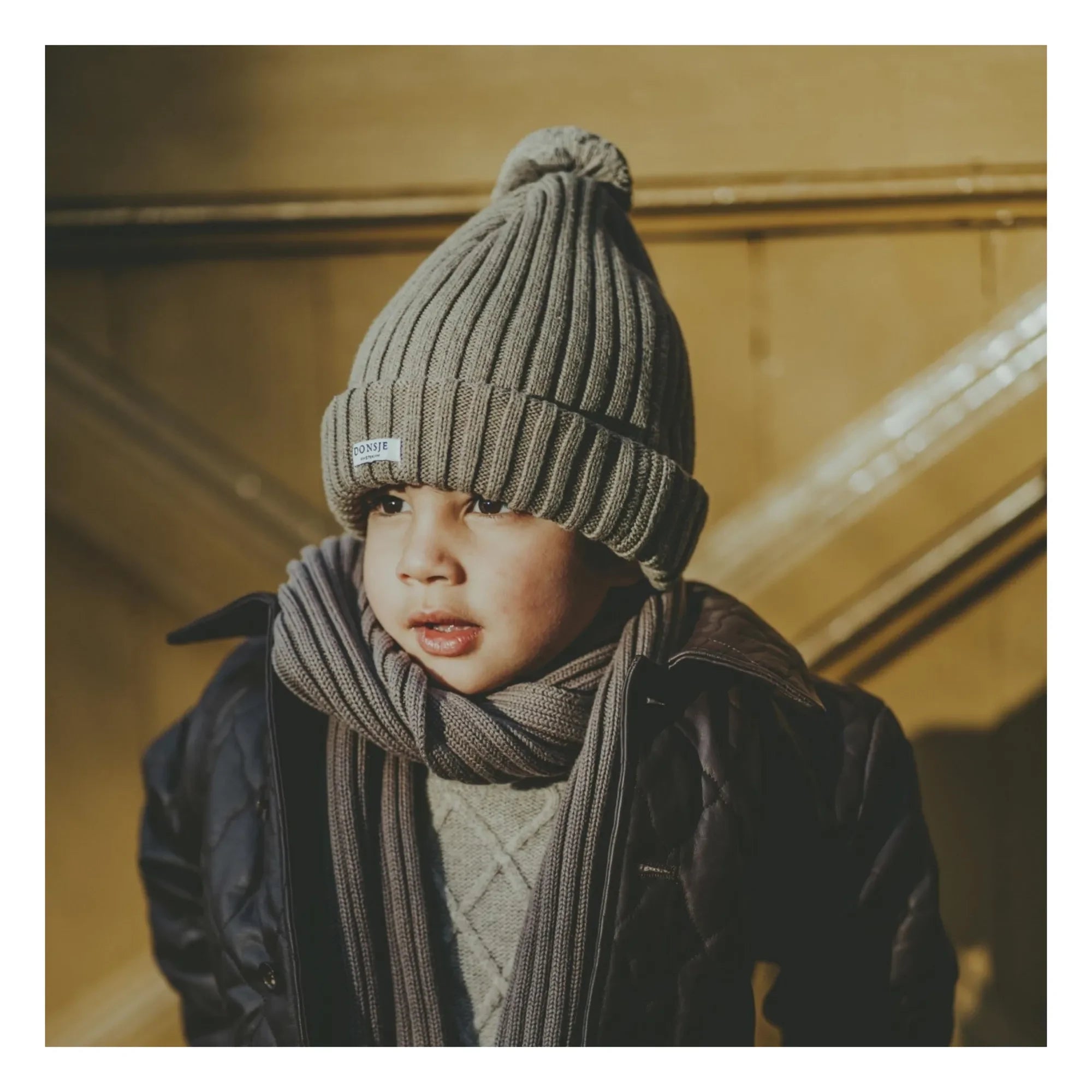 Donsje - Gorro con pompón | Gris oscuro-beige