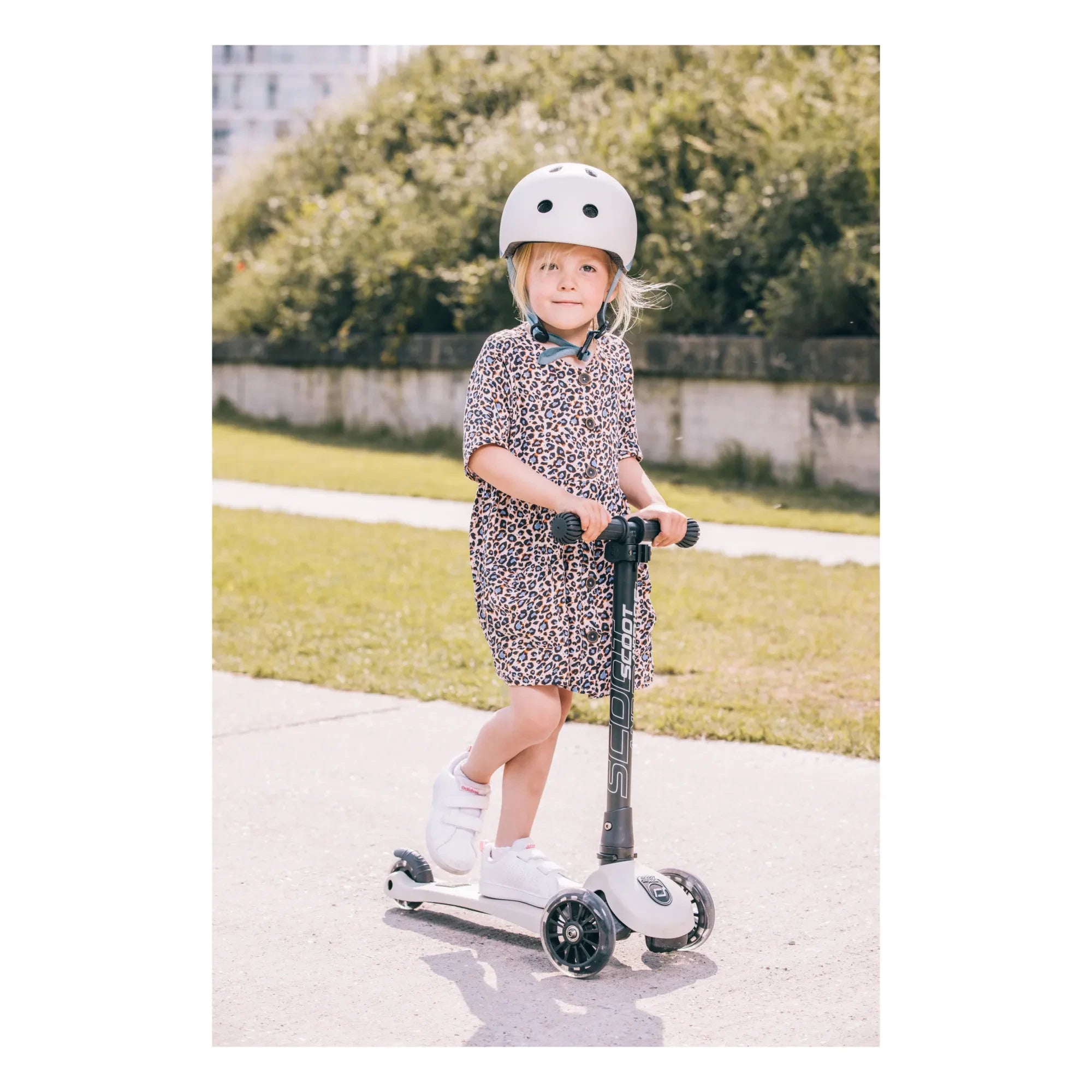Scoot & Ride - Patinete Highwaykick 3 LED | Gris claro