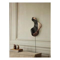 Ferm Living - Lámpara de pared Oyster de aluminio reciclado | Negro