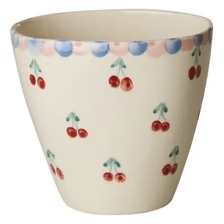 Taza de cerámica con arroz y cereza roja