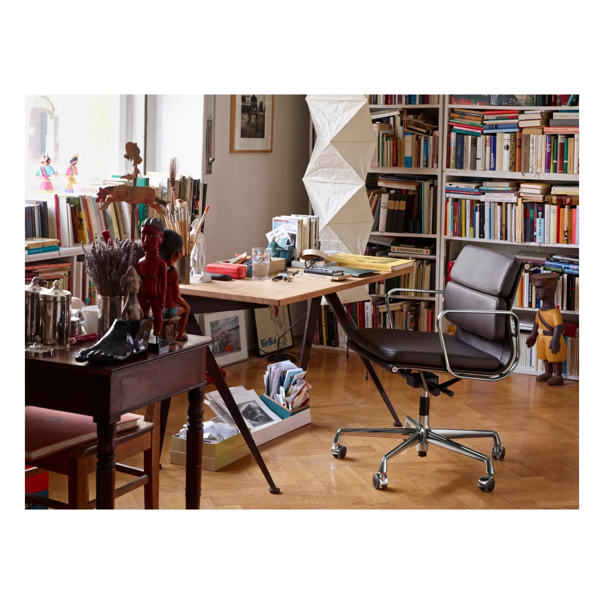 Vitra - Silla giratoria Soft Pad EA 217 de piel | Negro