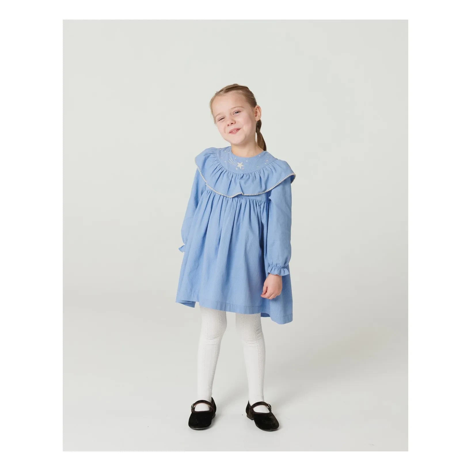 Copenhagen Colors - Vestido de algodón orgánico con volantes y bordado de estrellas | Azul claro