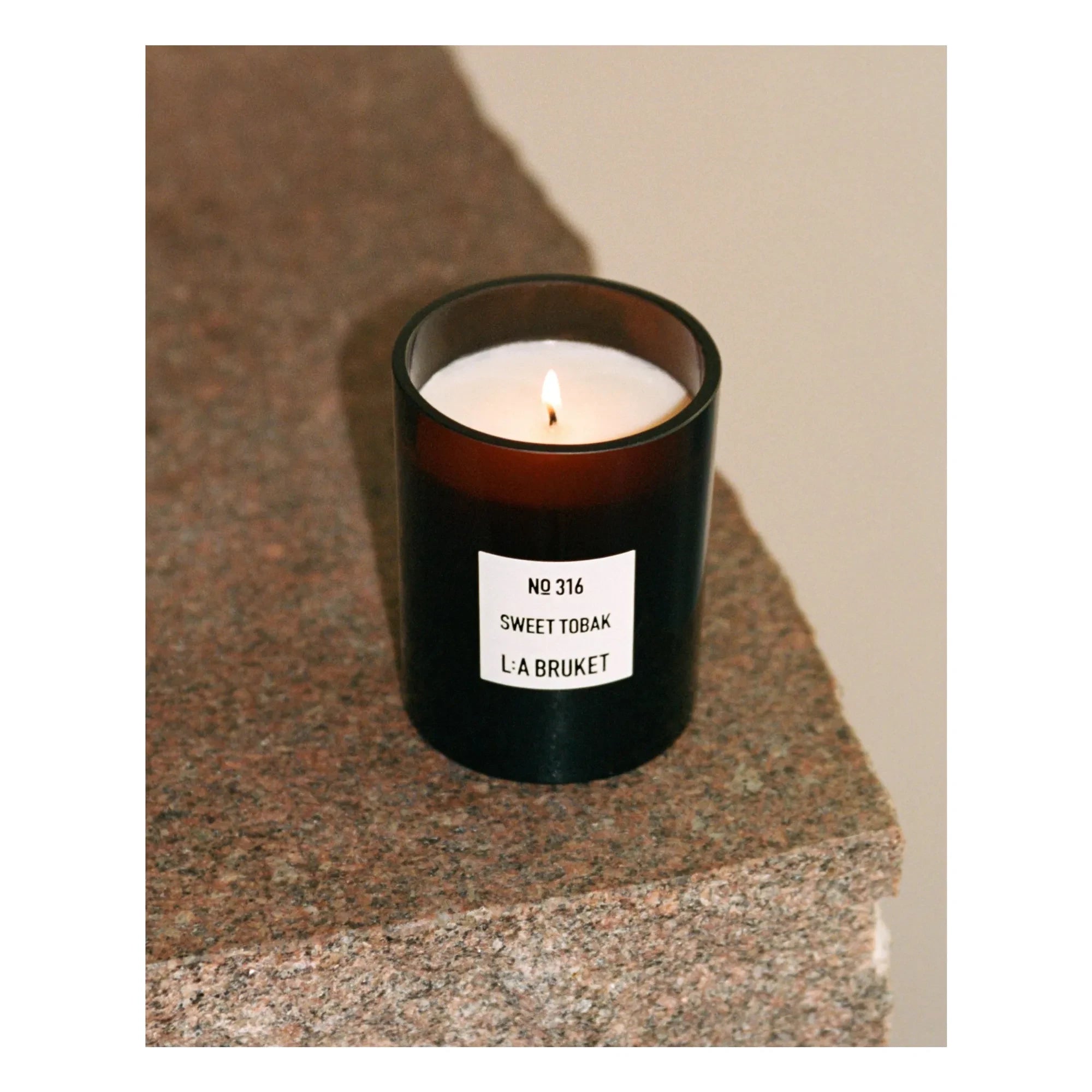 L:A BRUKET - Vela perfumada Sweet Tobacco - 260 g | Incolora