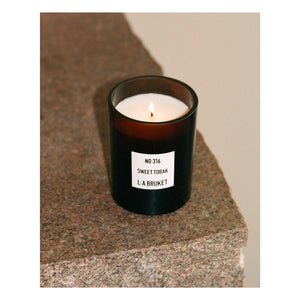 L:A BRUKET - Vela perfumada Sweet Tobacco - 260 g | Incolora