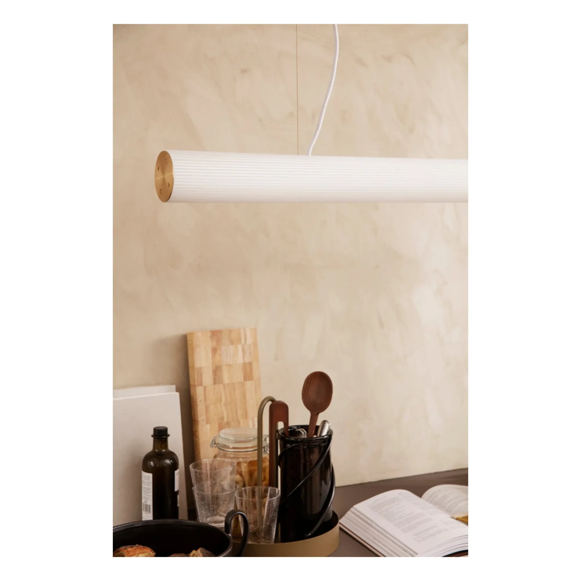 Ferm Living - Lámpara de techo Vuelta Opaline de cristal | Dorado