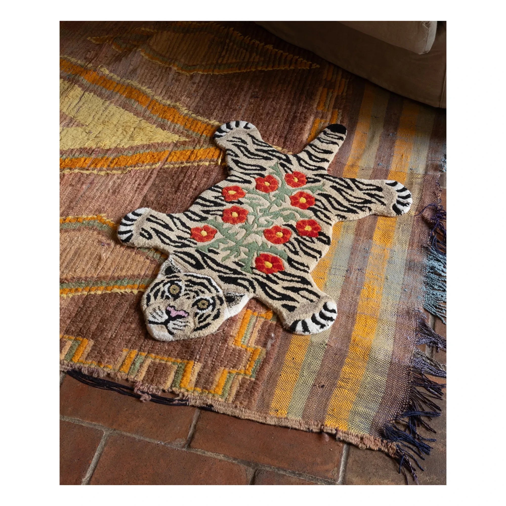 Doing Goods - Alfombra floral con estampado de tigre | Beige