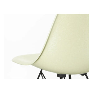 Vitra - Silla DSW Fiberglass - Charles & Ray Eames, 1950 | Eames Parchment