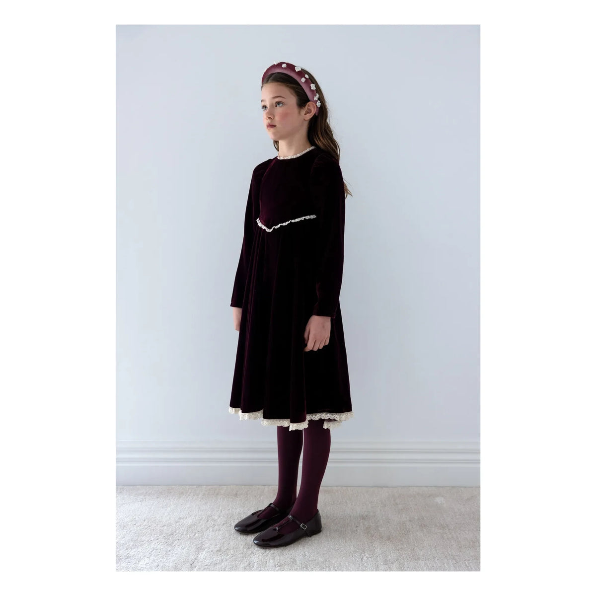 petite Amalie - Vestido de encaje y terciopelo bordado abierto | Berenjena