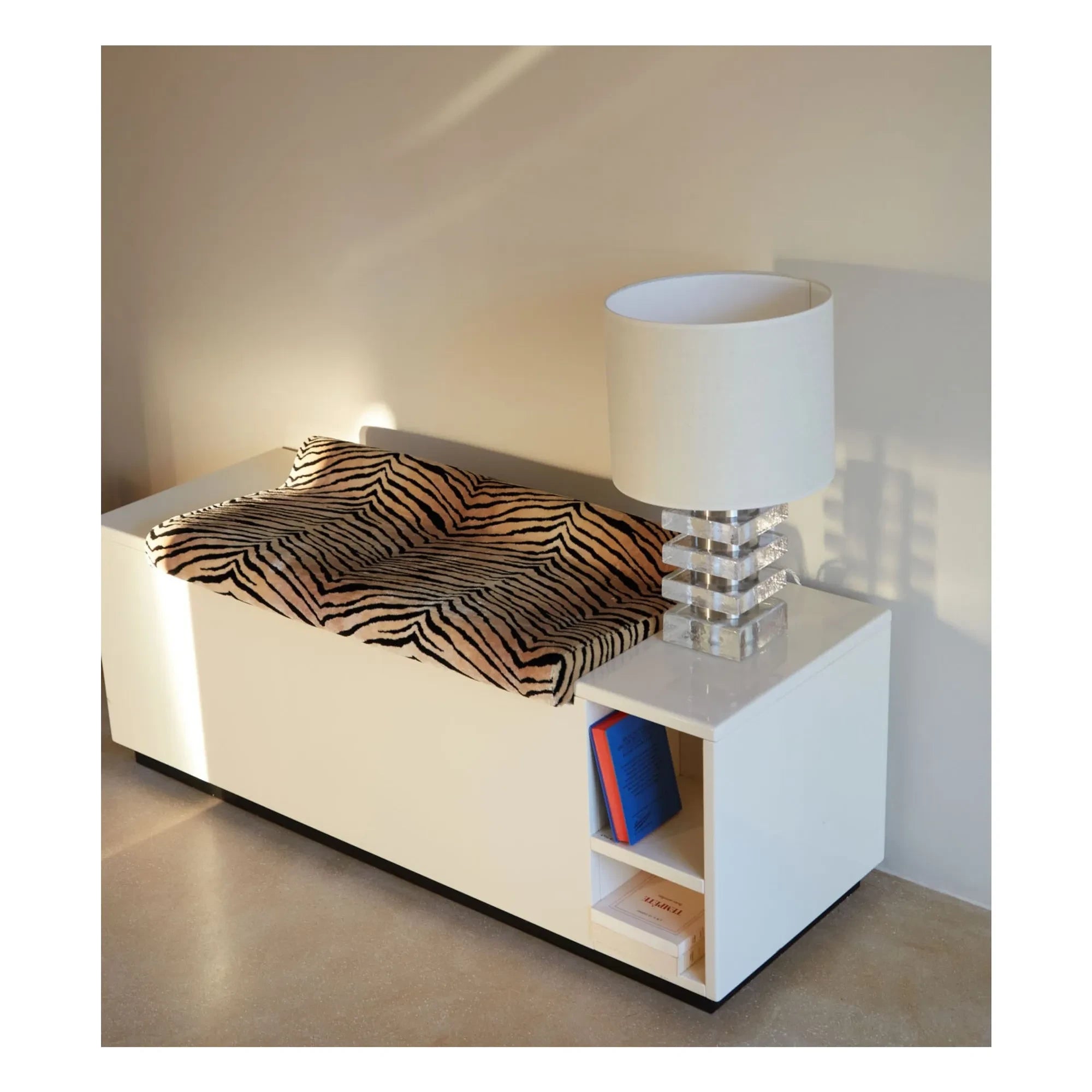 The Socialite Family - Banco Cameleon de madera lacada y terciopelo de tigre | Crema