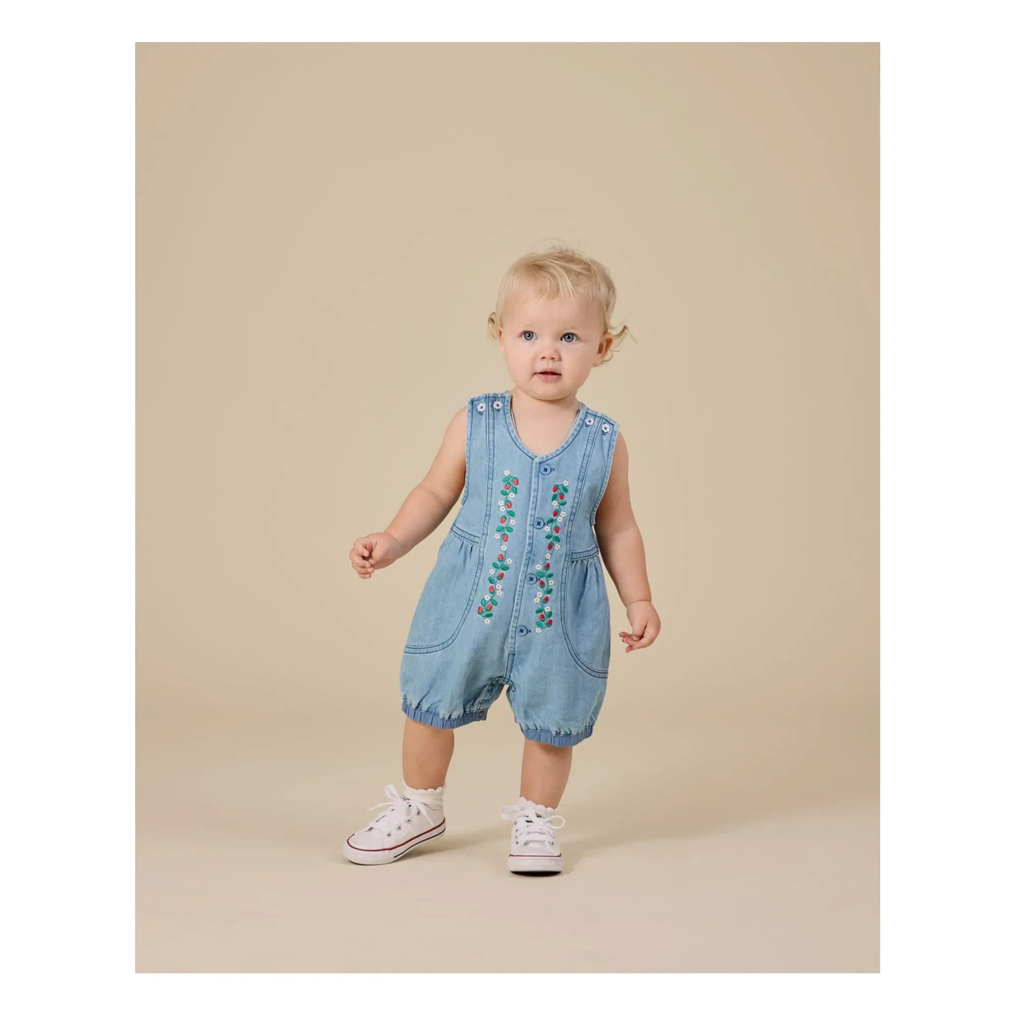 Goldie + Ace - Mono corto de chambray con fresas | Azul