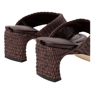 BY FAR - Sandalias Dasha de piel y rafia | Borgoña