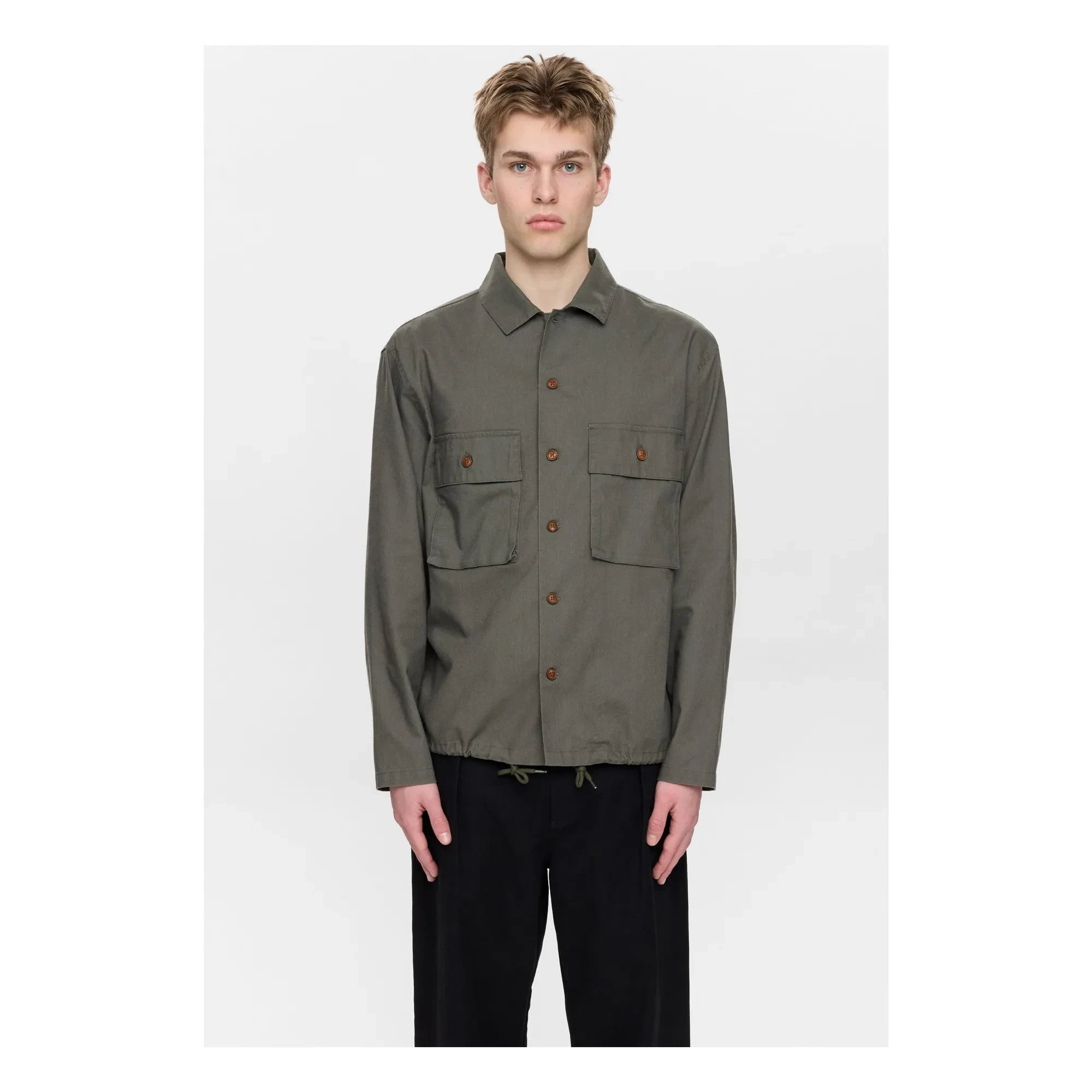 Anerkjendt - Camisa de lino Akotto | Verde Oscuro