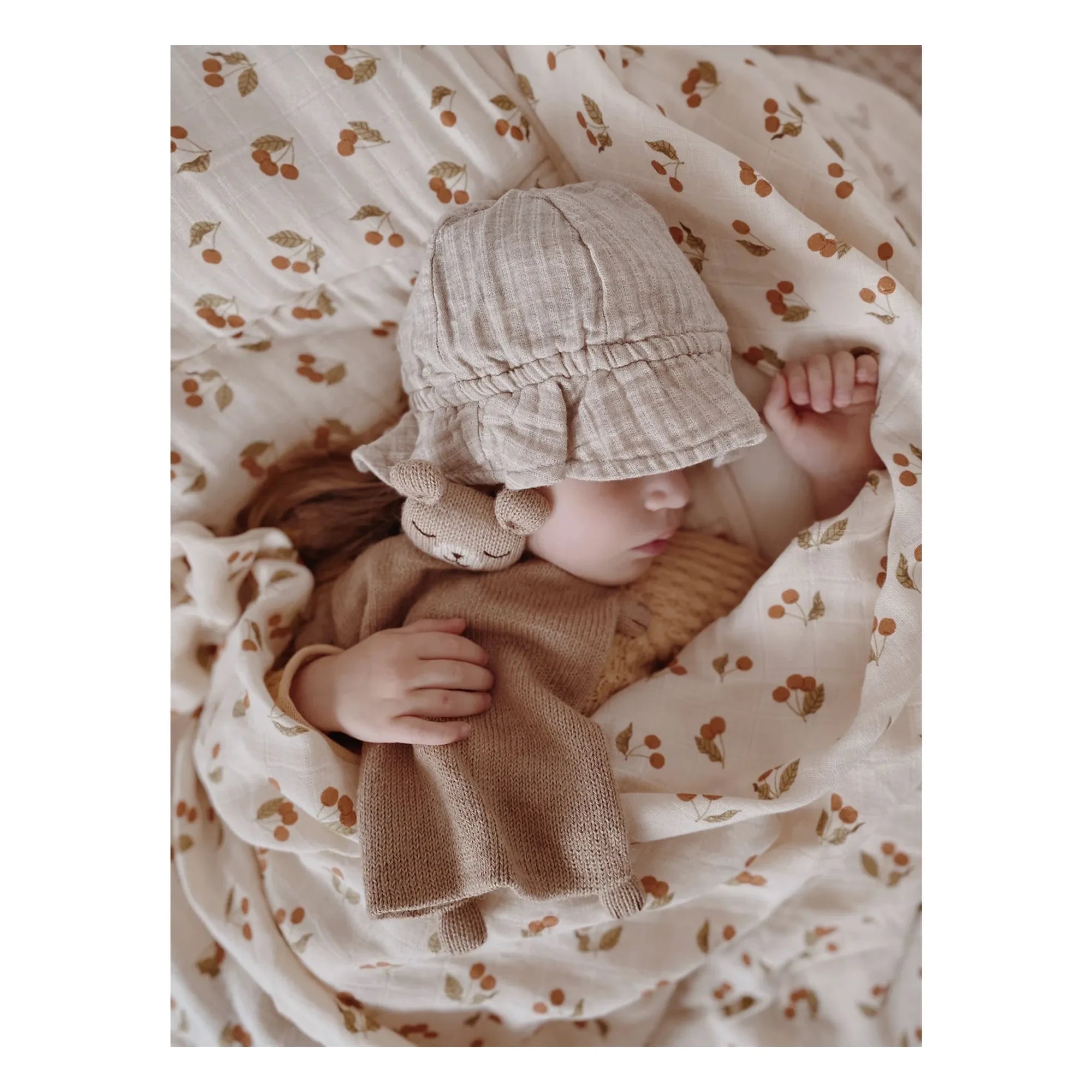 Main Sauvage - Pañal de muselina con estampado de cerezas | Beige