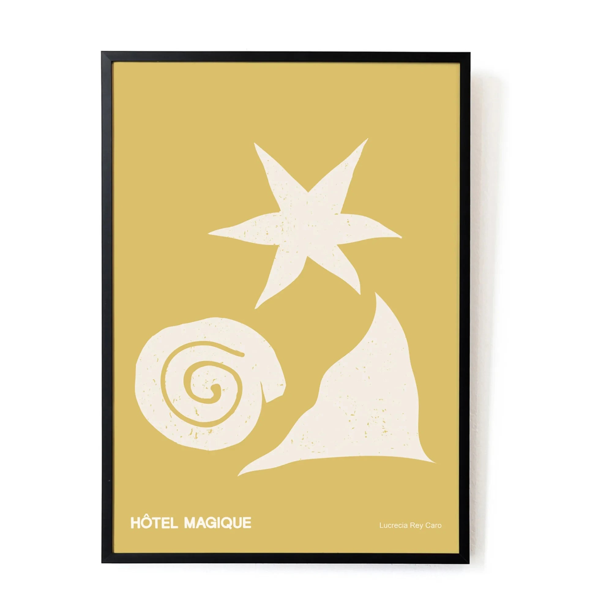 Hôtel Magique - Póster A3 Sea, Sun de Lucrecia Rey Caro | Amarillo