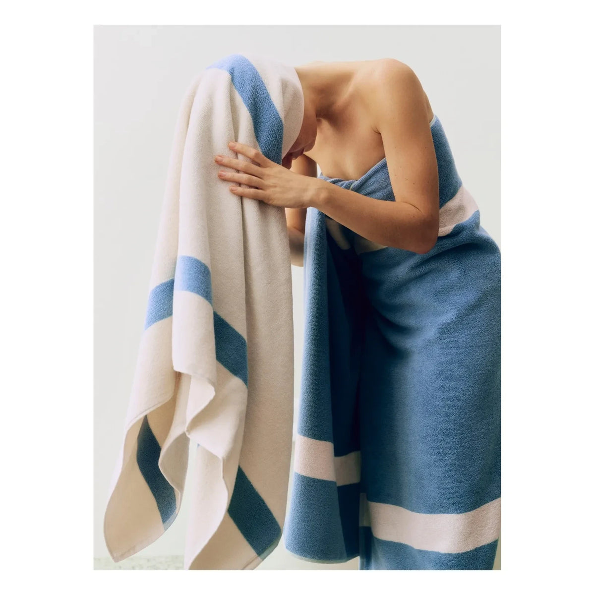 Hay - Toalla de baño a rayas | Azul claro