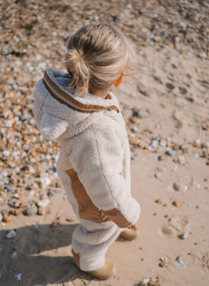 Töastie - Chaqueta impermeable Cloud Sherpa hecha de fibras recicladas | Arena