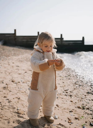 Töastie - Chaqueta impermeable Cloud Sherpa hecha de fibras recicladas | Arena