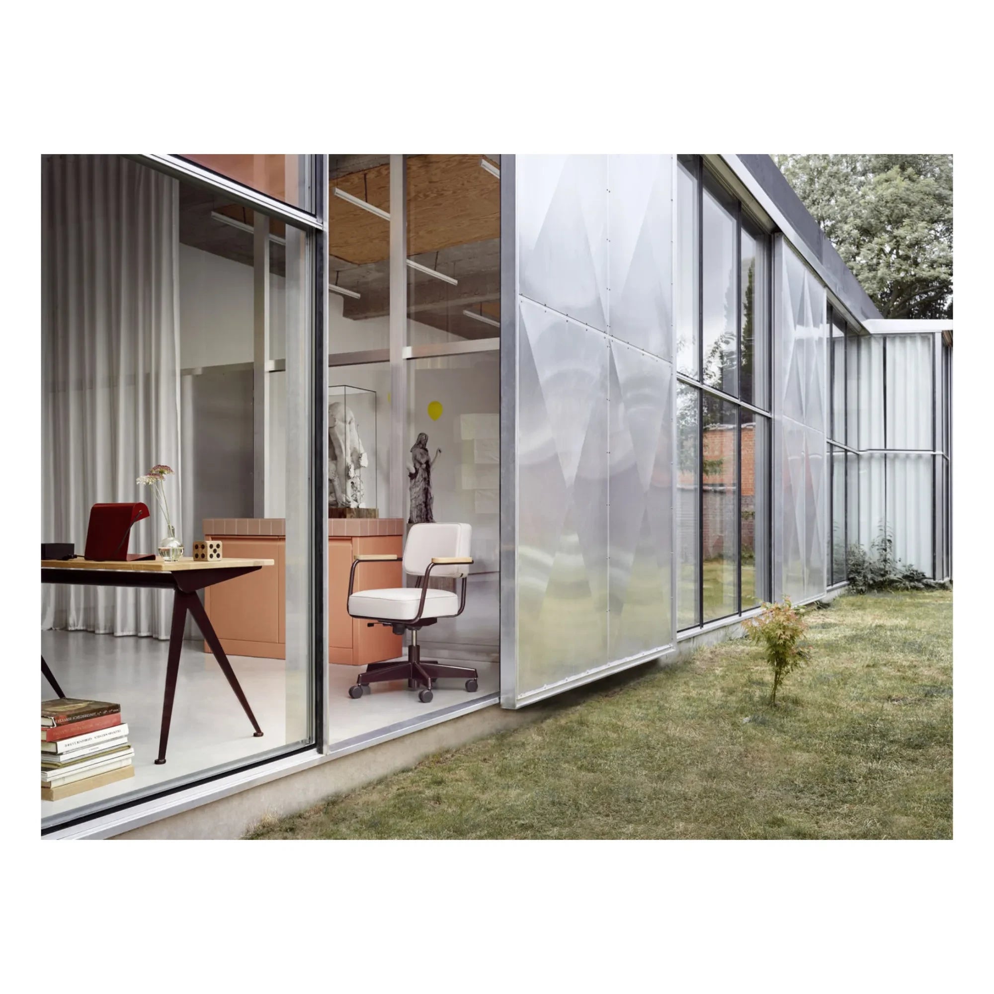 Vitra - Silla giratoria Executive, base de Japón roja - Jean Prouvé | Gris claro
