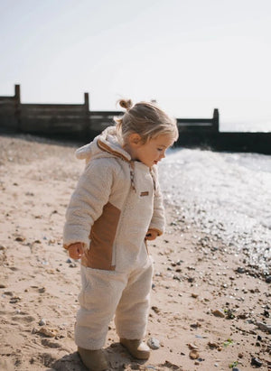 Töastie - Chaqueta impermeable Cloud Sherpa hecha de fibras recicladas | Arena