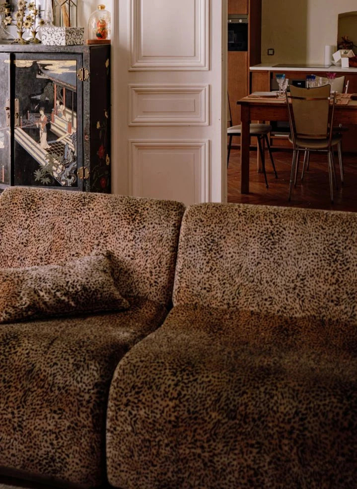 The Socialite Family - Carino Roseanna x The Socialite Family Almohada de terciopelo jacquard con estampado de leopardo | Leopard