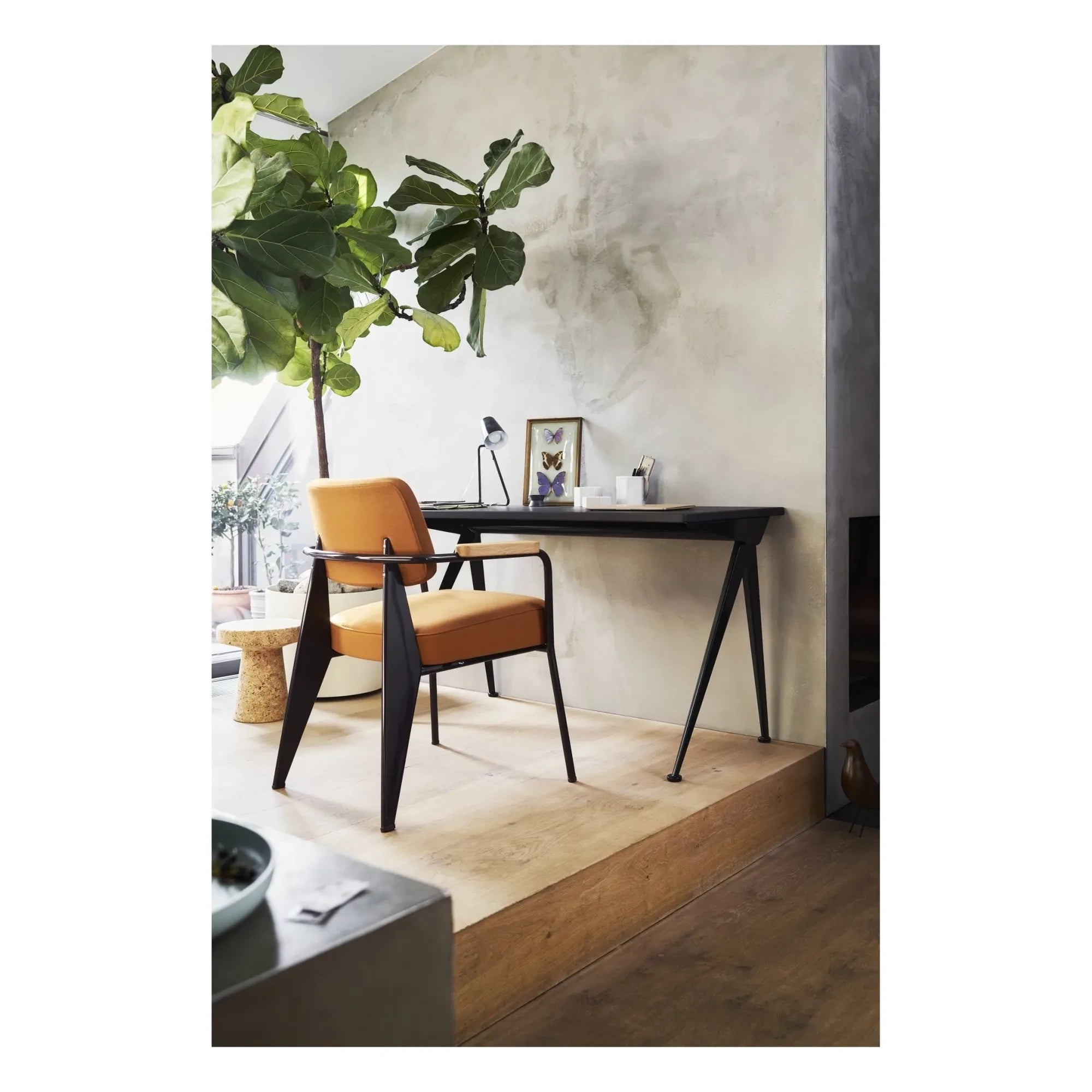 Vitra - Escritorio Compas Direction - Base roja japonesa - Jean Prouvé, 1953 | Nogal