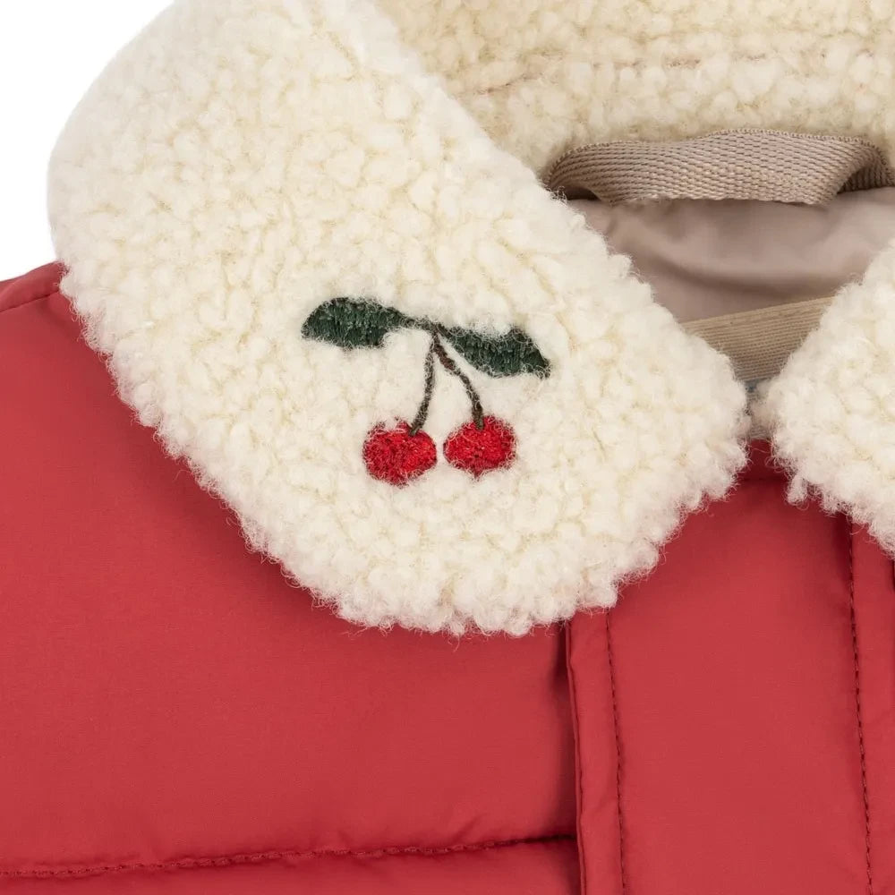 Konges Sløjd - Abrigo de plumas Alpi Cerises con relleno de fibra reciclada | Rojo