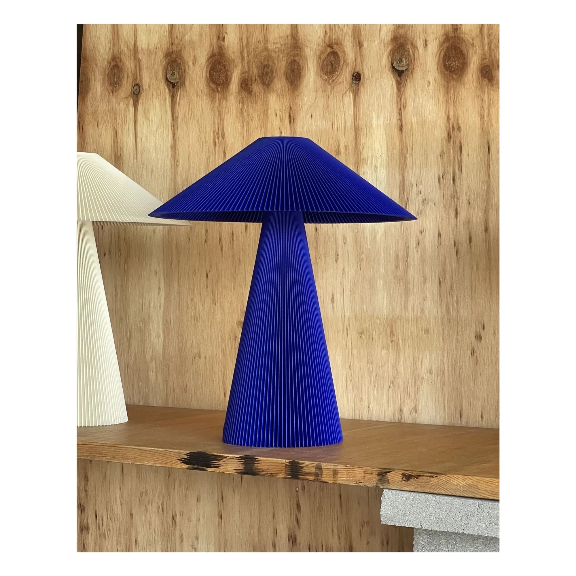 Manu Matters - Lámpara de mesa Teen Jane | Azul Klein