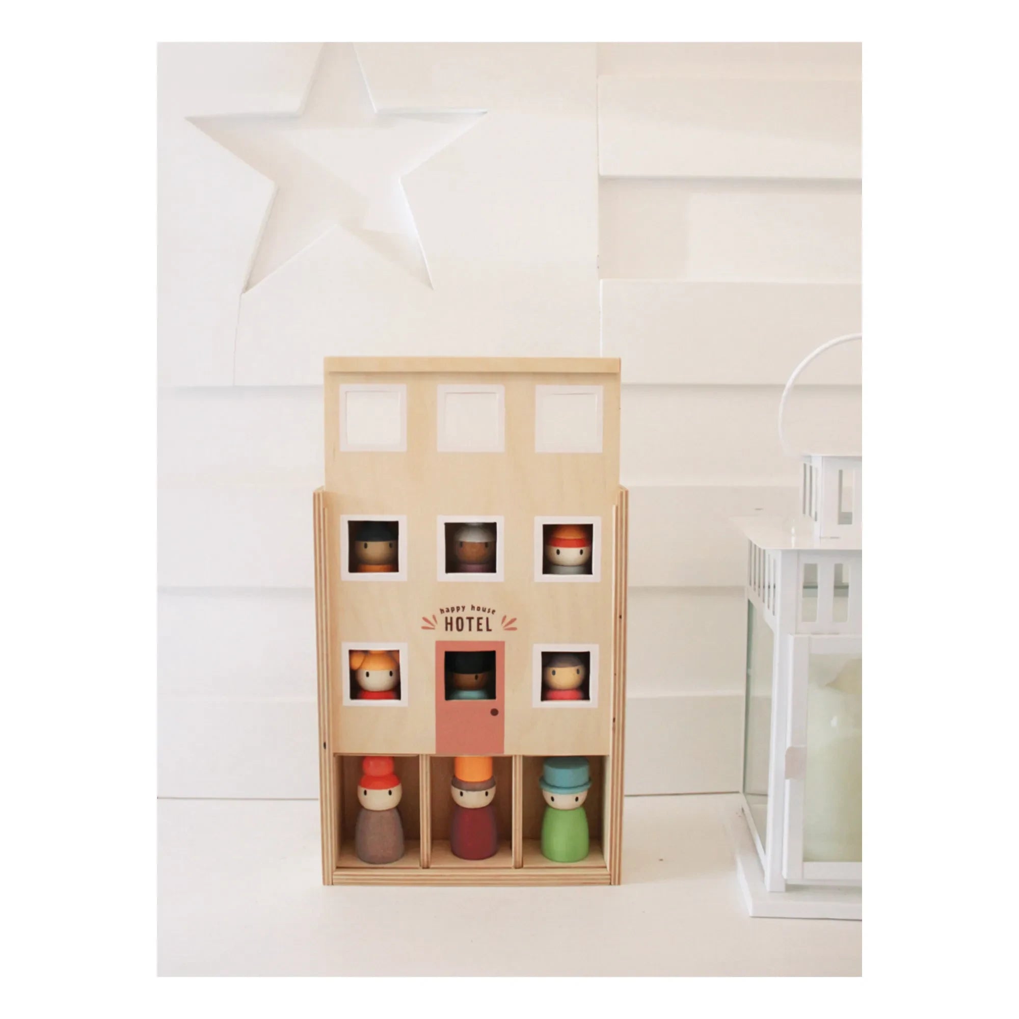 Tender Leaf Toys - Hotel Happy Folk y figuras de madera