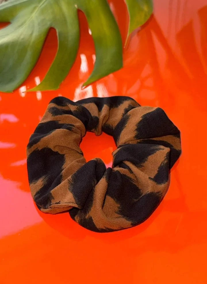 Paloma Collection - Scrunchie de invierno con estampado de leopardo | Marrón