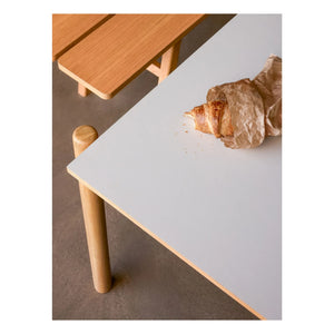 Hübsch - Mesa de comedor de roble Oblique | Gris claro