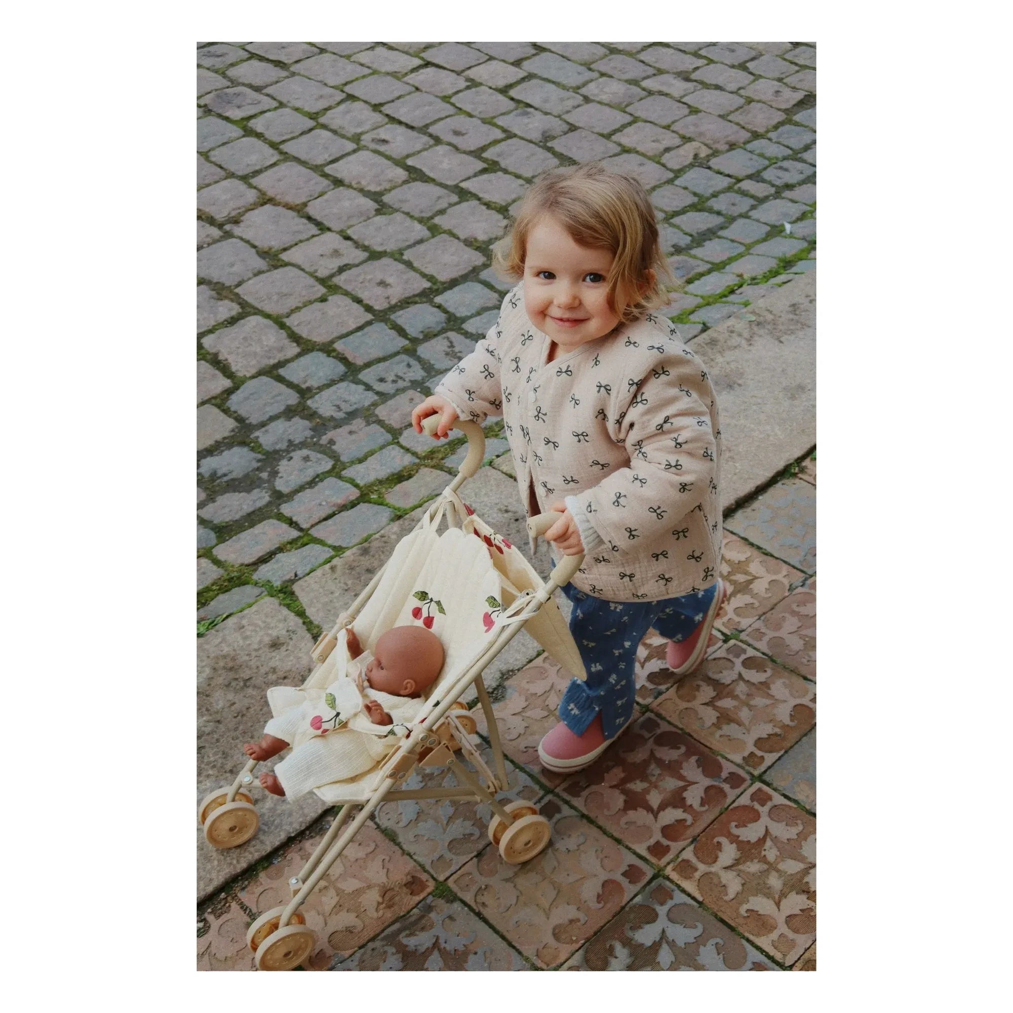 Konges Sløjd - Cochecito de muñecas para bebés y muñecas - Cereza | Beige