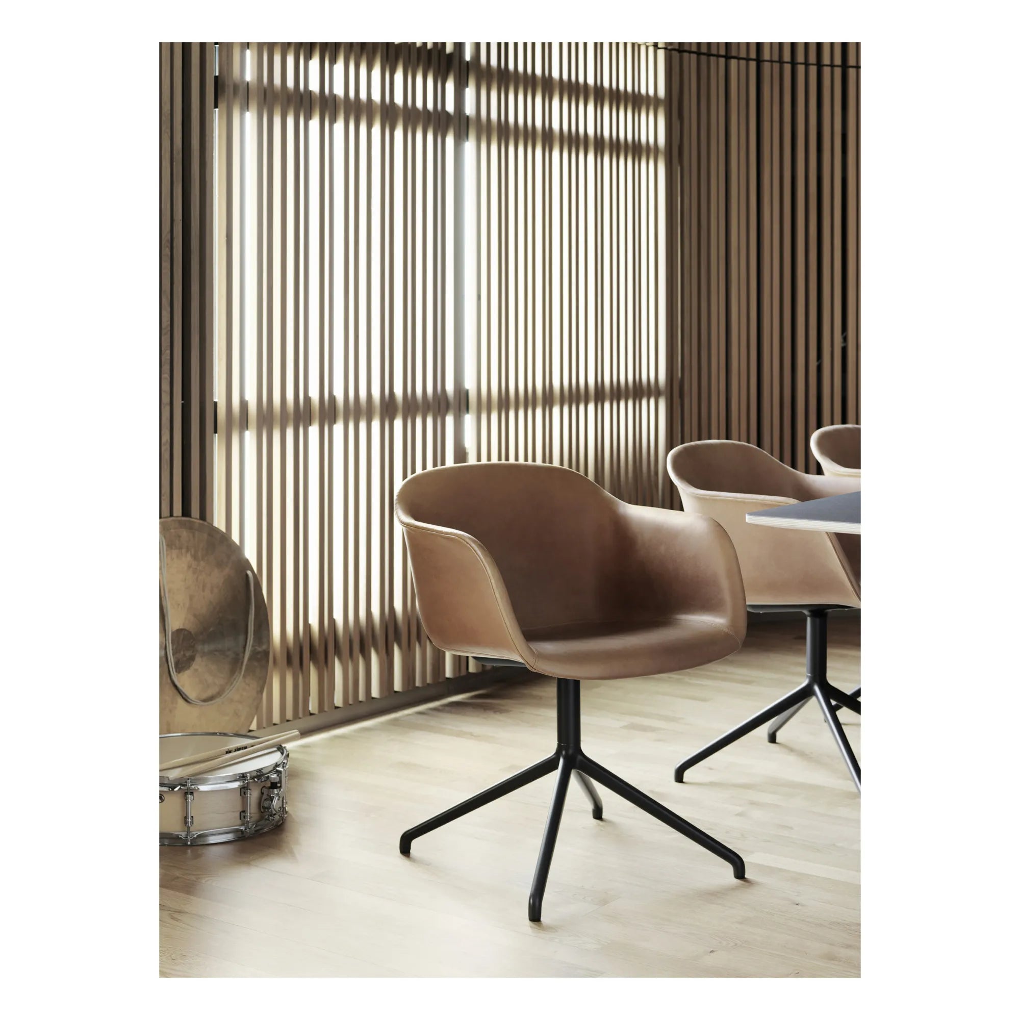Muuto - Silla con Reposabrazos Fiber Piel | Cognac