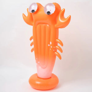 Sunnylife - Sonny el Cangrejo Rociador Inflable y Tumbona